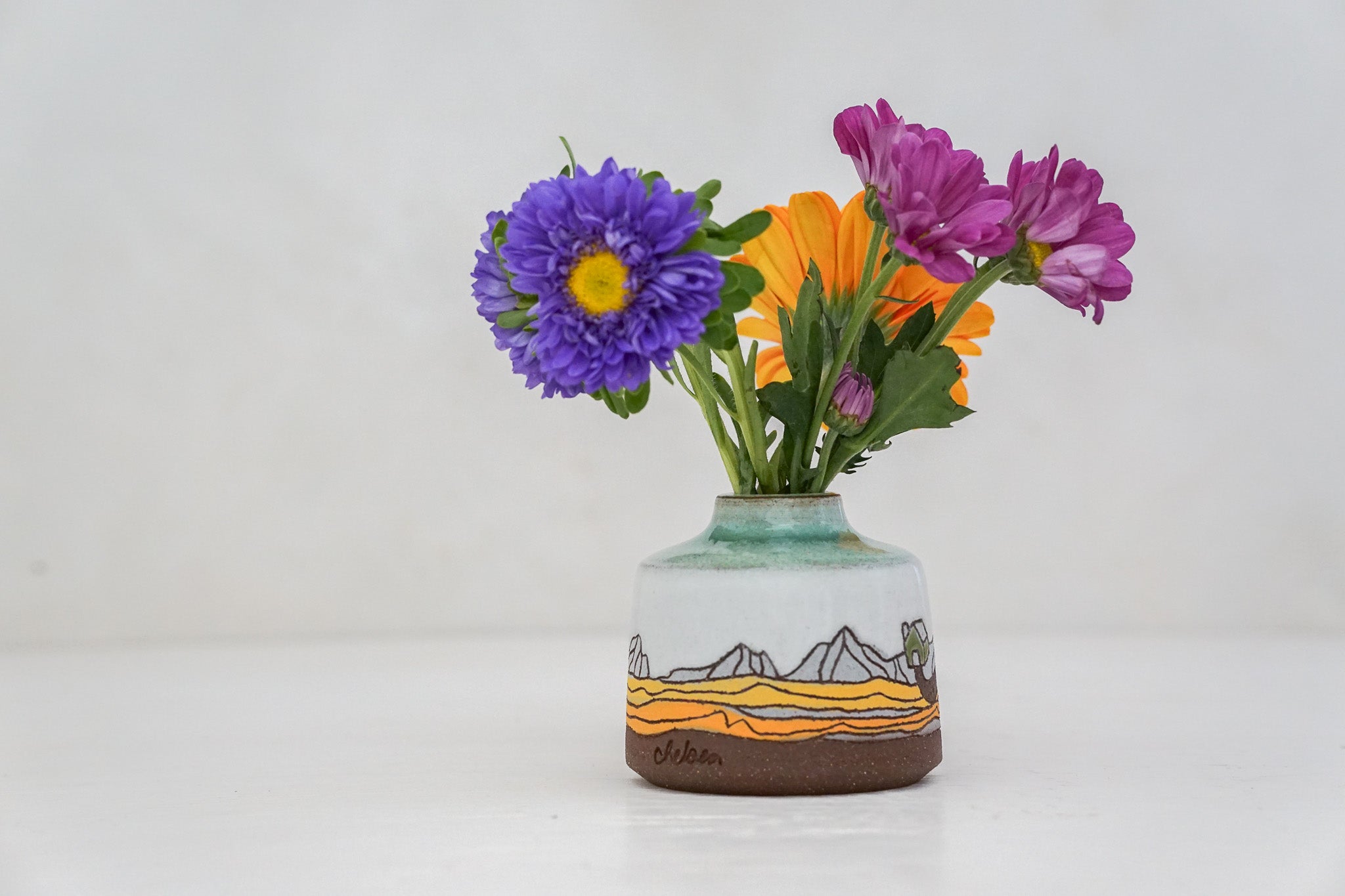 Long dirt road budvase