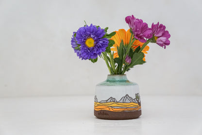 Long dirt road budvase