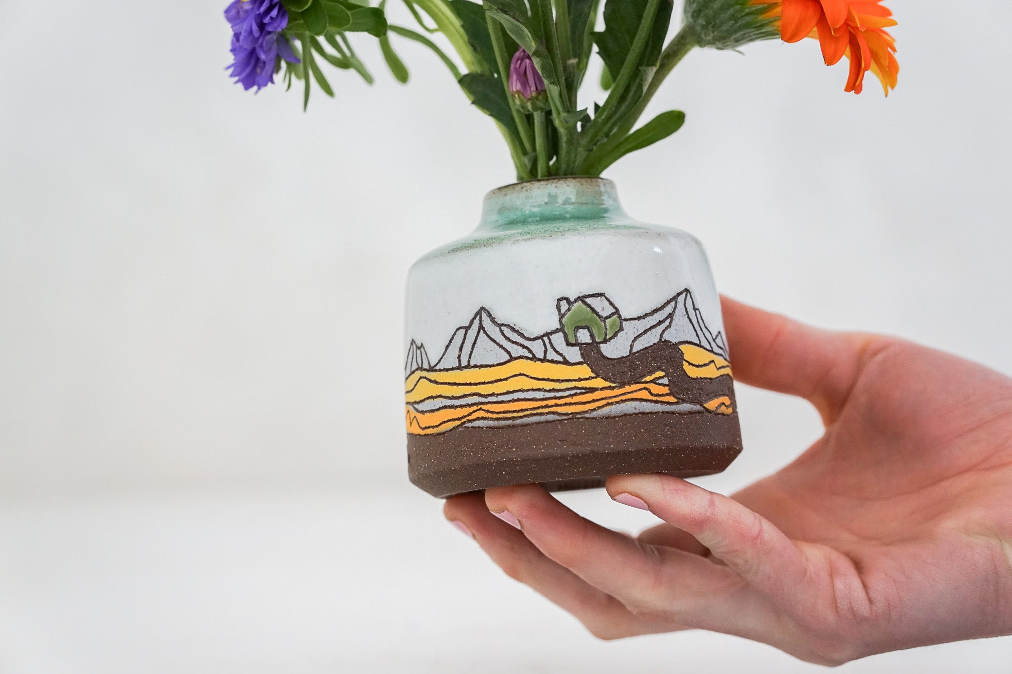 Long dirt road budvase