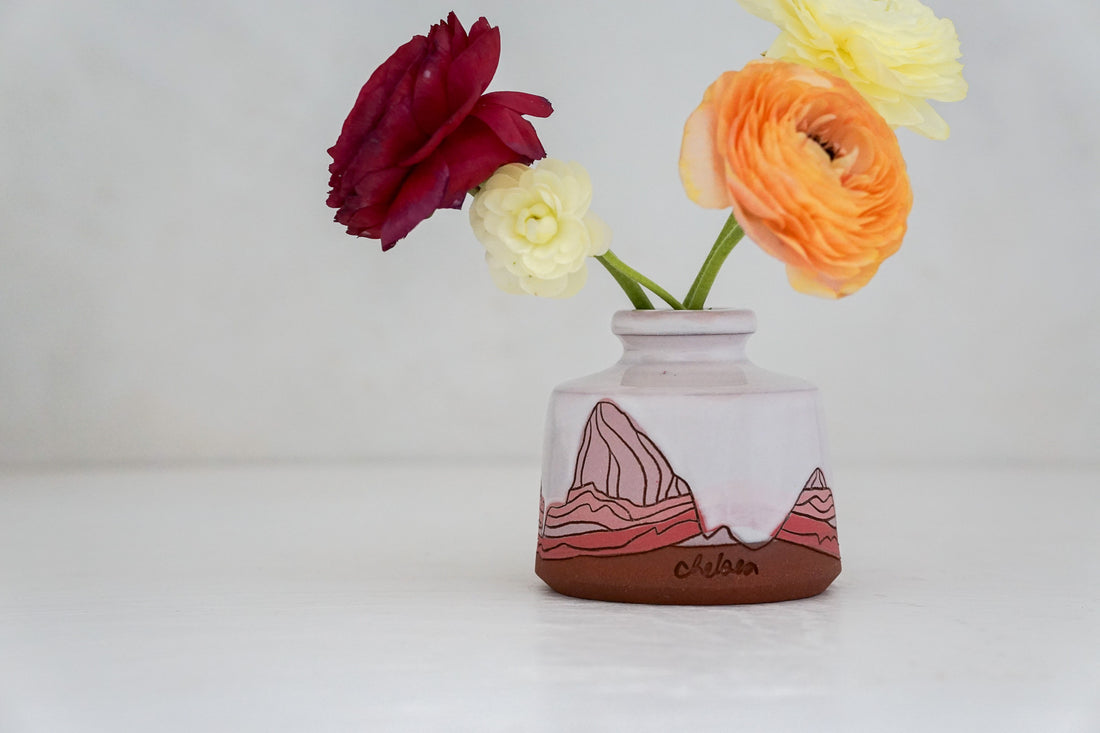 E Teton pink in White Budvase*
