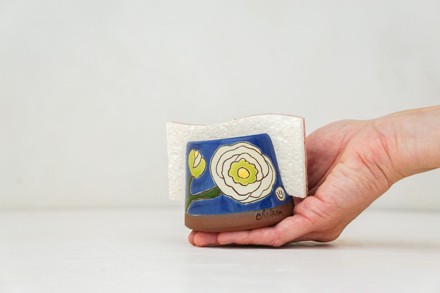 Flower Sponge Holder in Flax