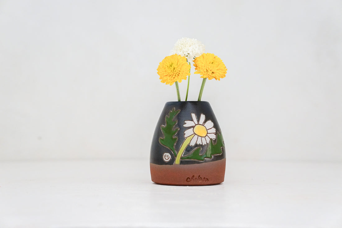 Plump Daisy Bud vase in Darby
