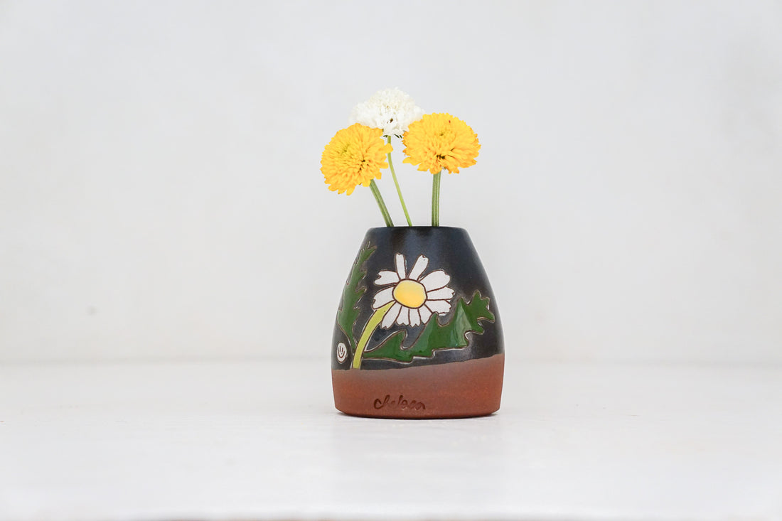 Plump Daisy Bud vase in Darby