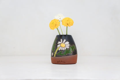 Plump Daisy Bud vase in Darby
