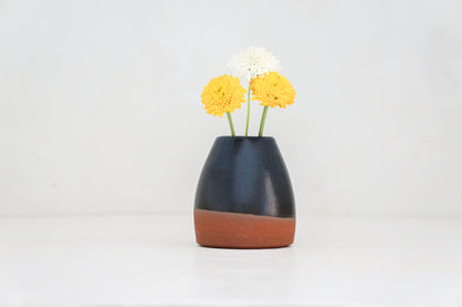 Plump Daisy Bud vase in Darby