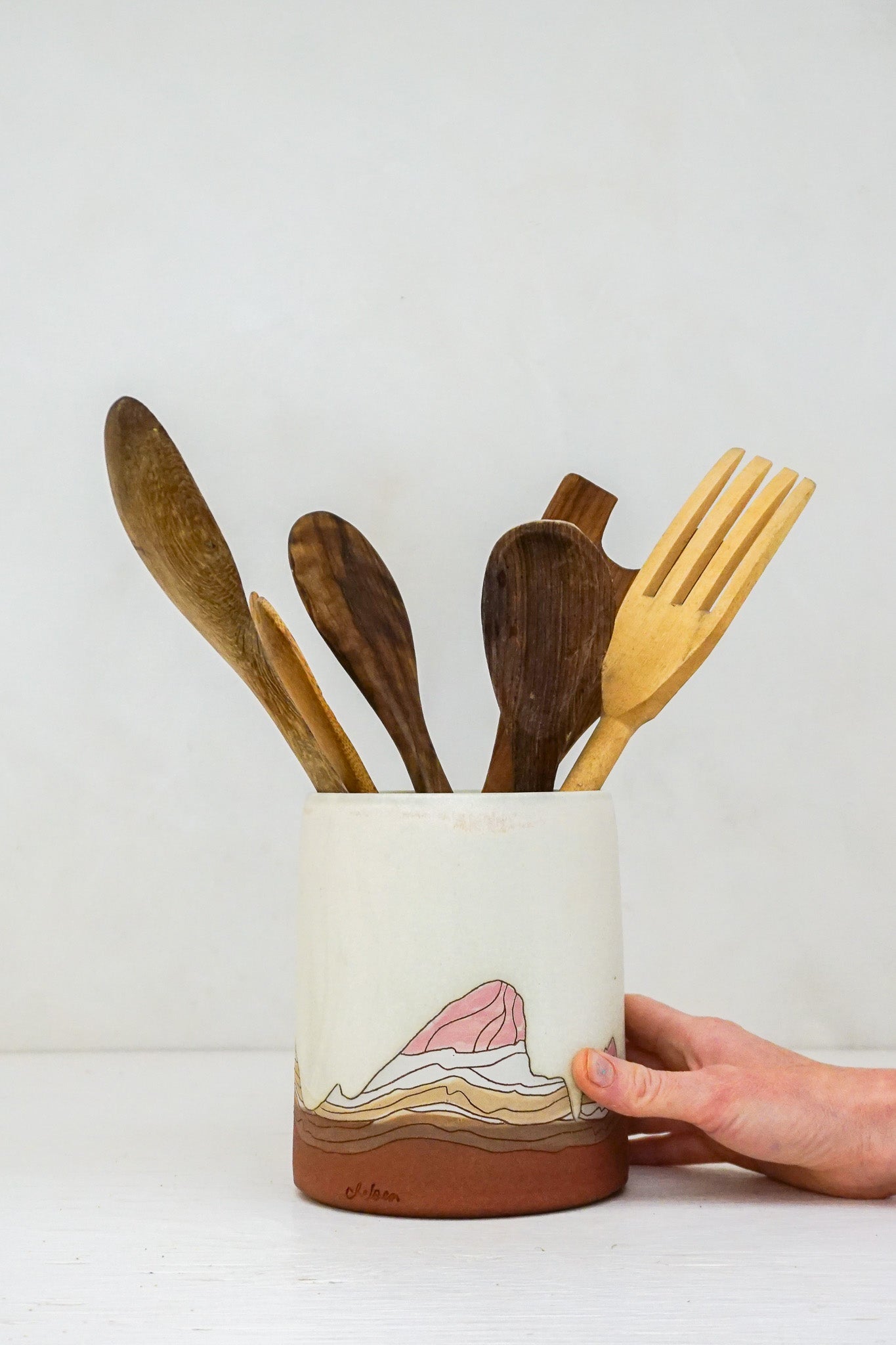 E Teton Neapolitan Utensil Holder in Bone