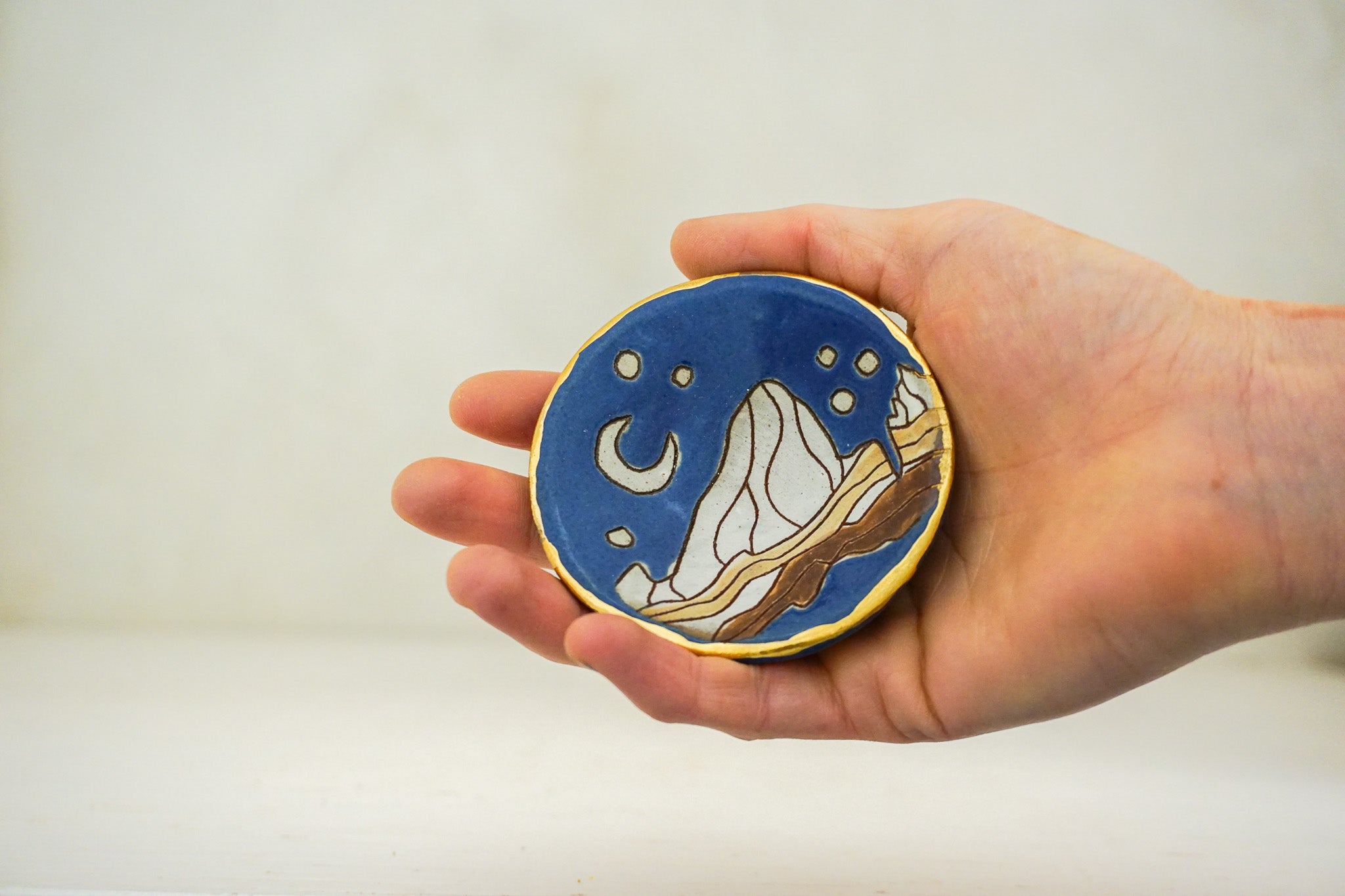 GOLD E Teton Stars ring dish in Flax