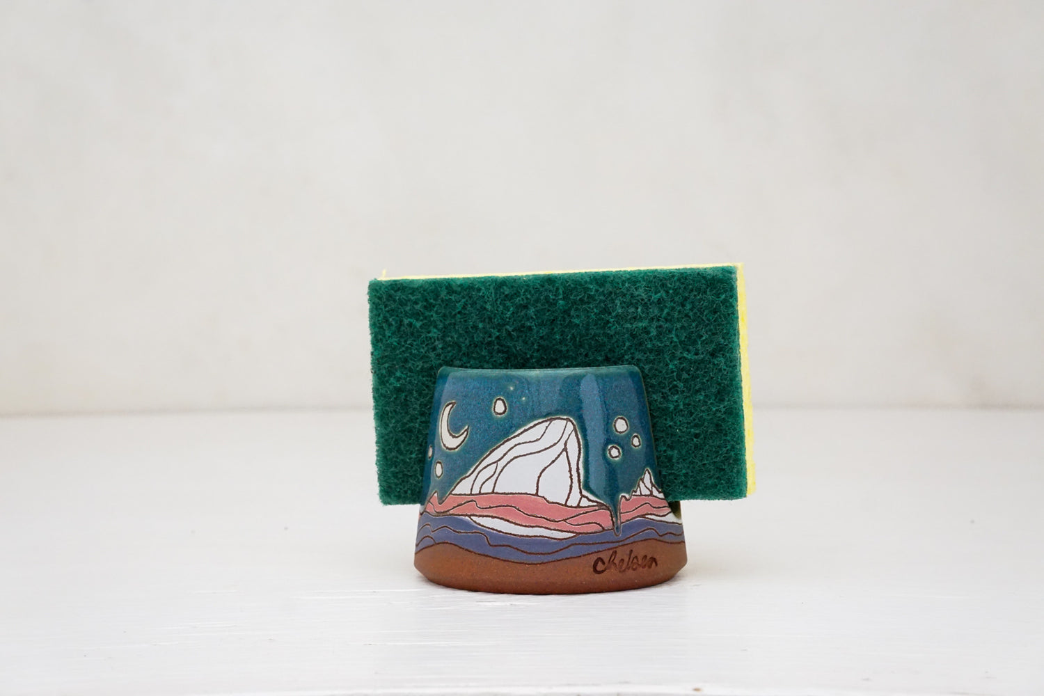 E Teton Crescent moon Sponge Holder in Huckleberry