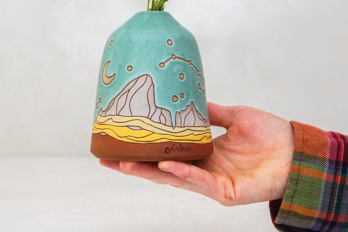 E Teton Stars Flower Vase in Lake