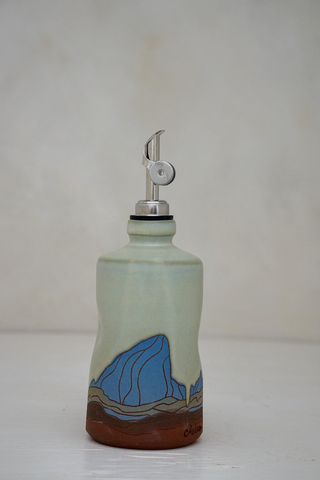 E Teton Olive oil bottle in Limestone