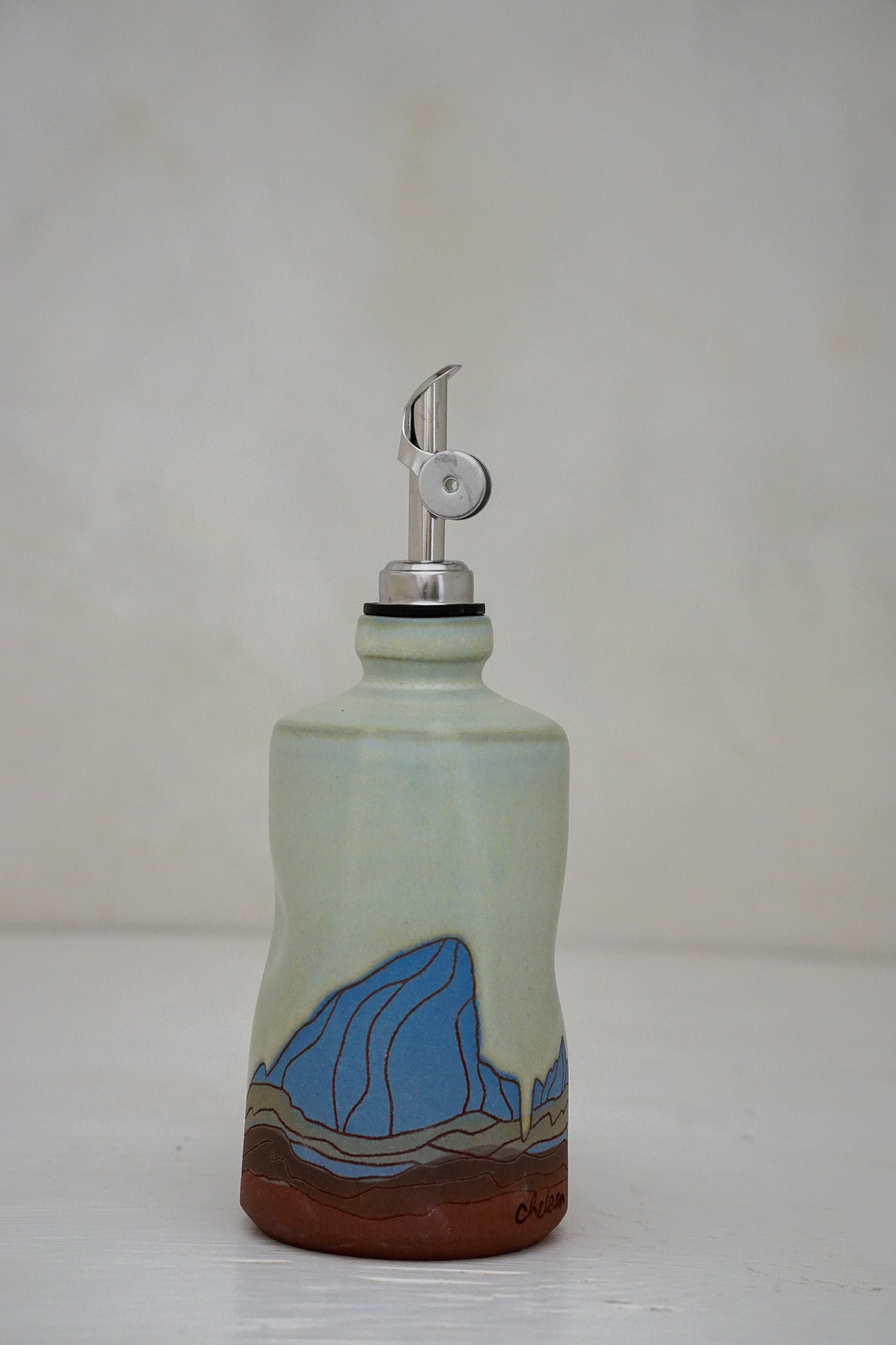 E Teton Olive oil bottle in Limestone