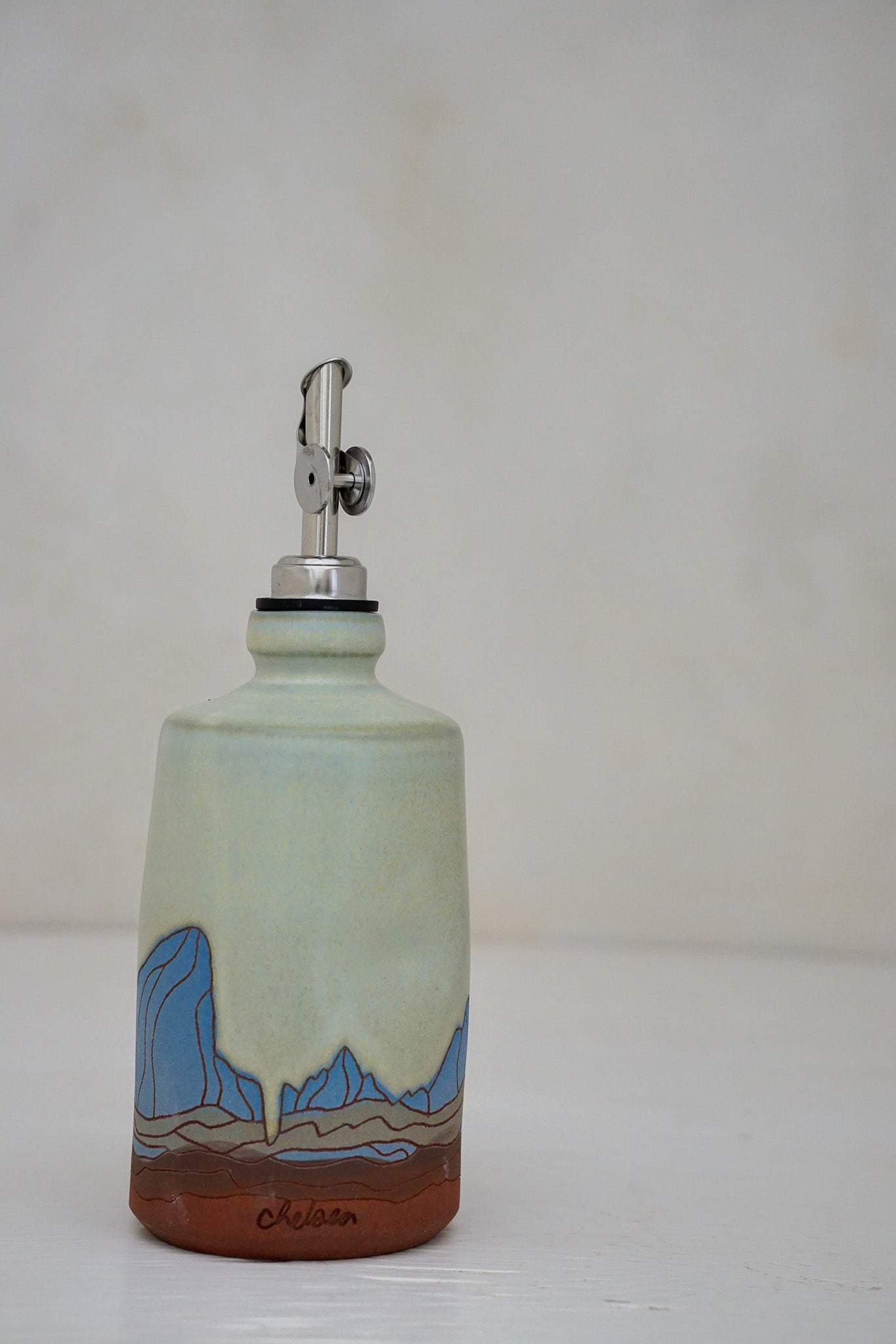 E Teton Olive oil bottle in Limestone