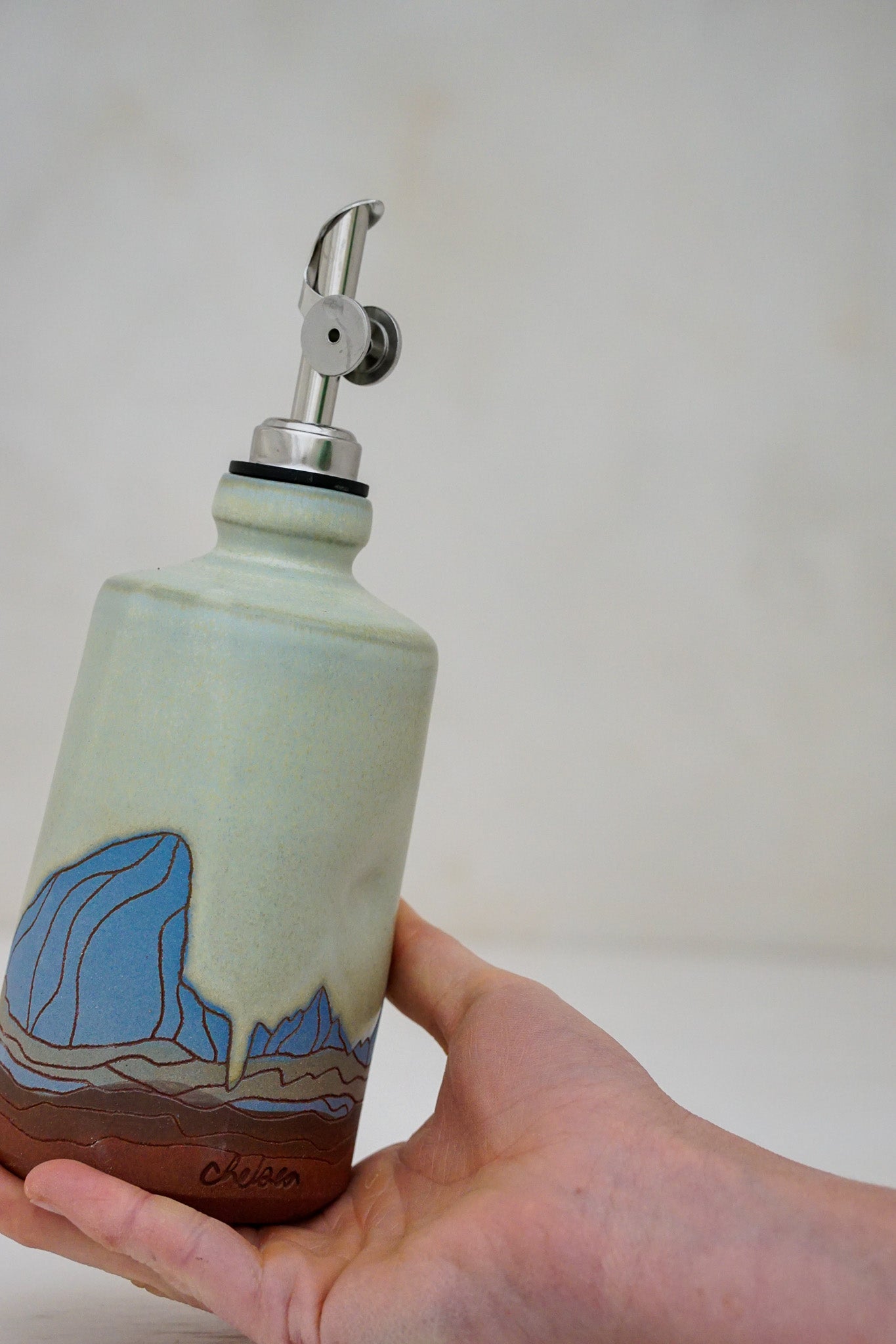 E Teton Olive oil bottle in Limestone