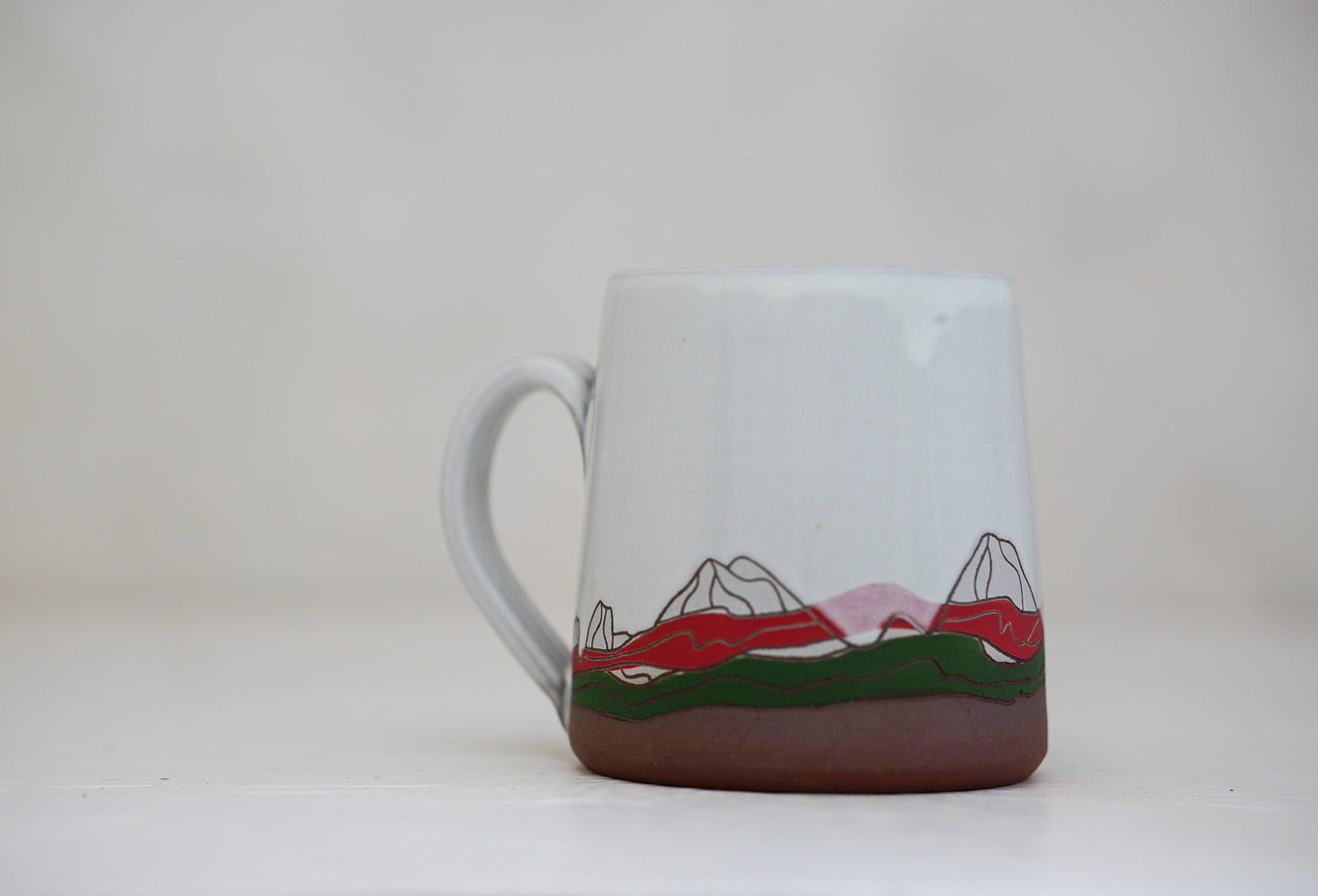 E Teton Christmas mug in white