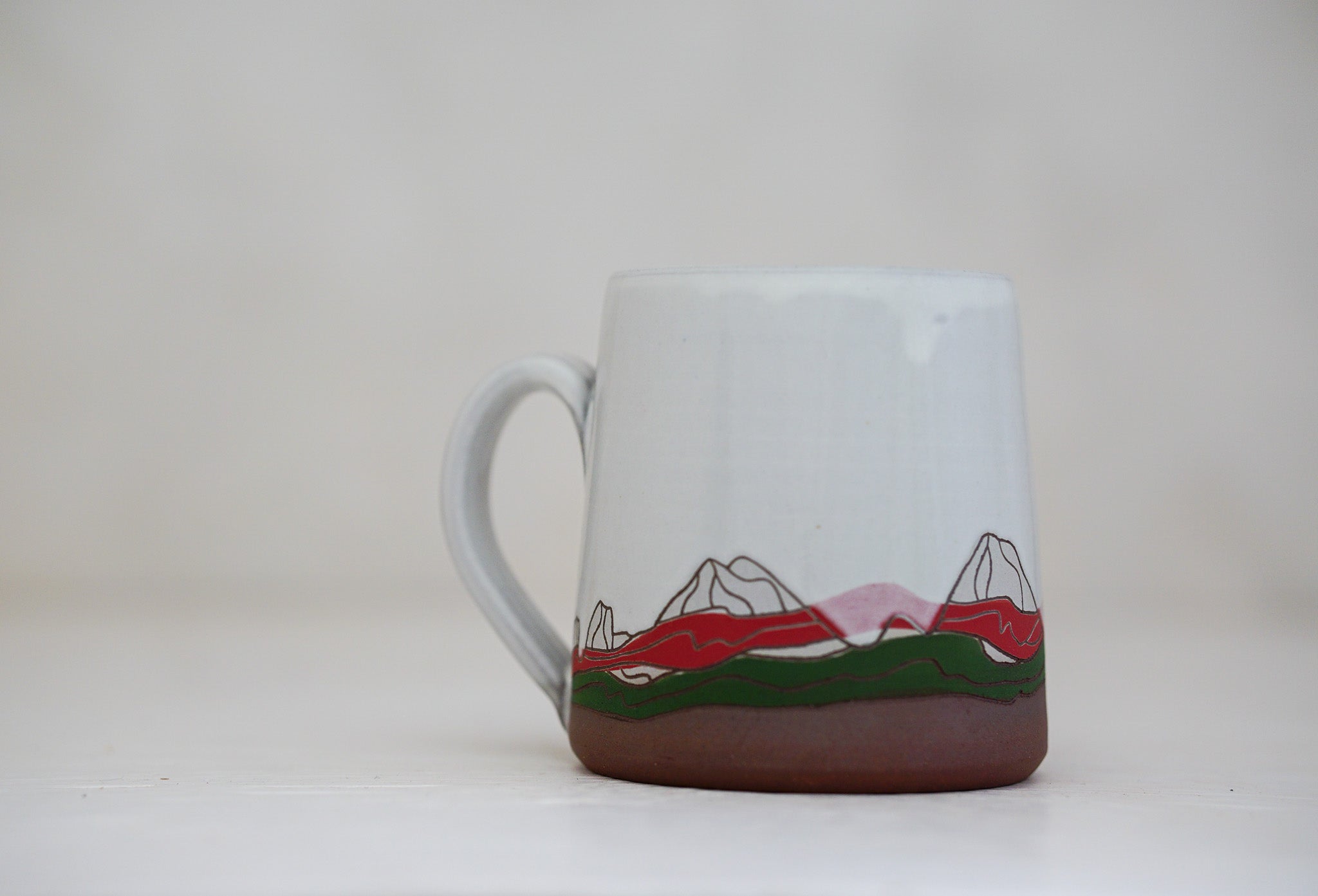 E Teton Christmas mug in white