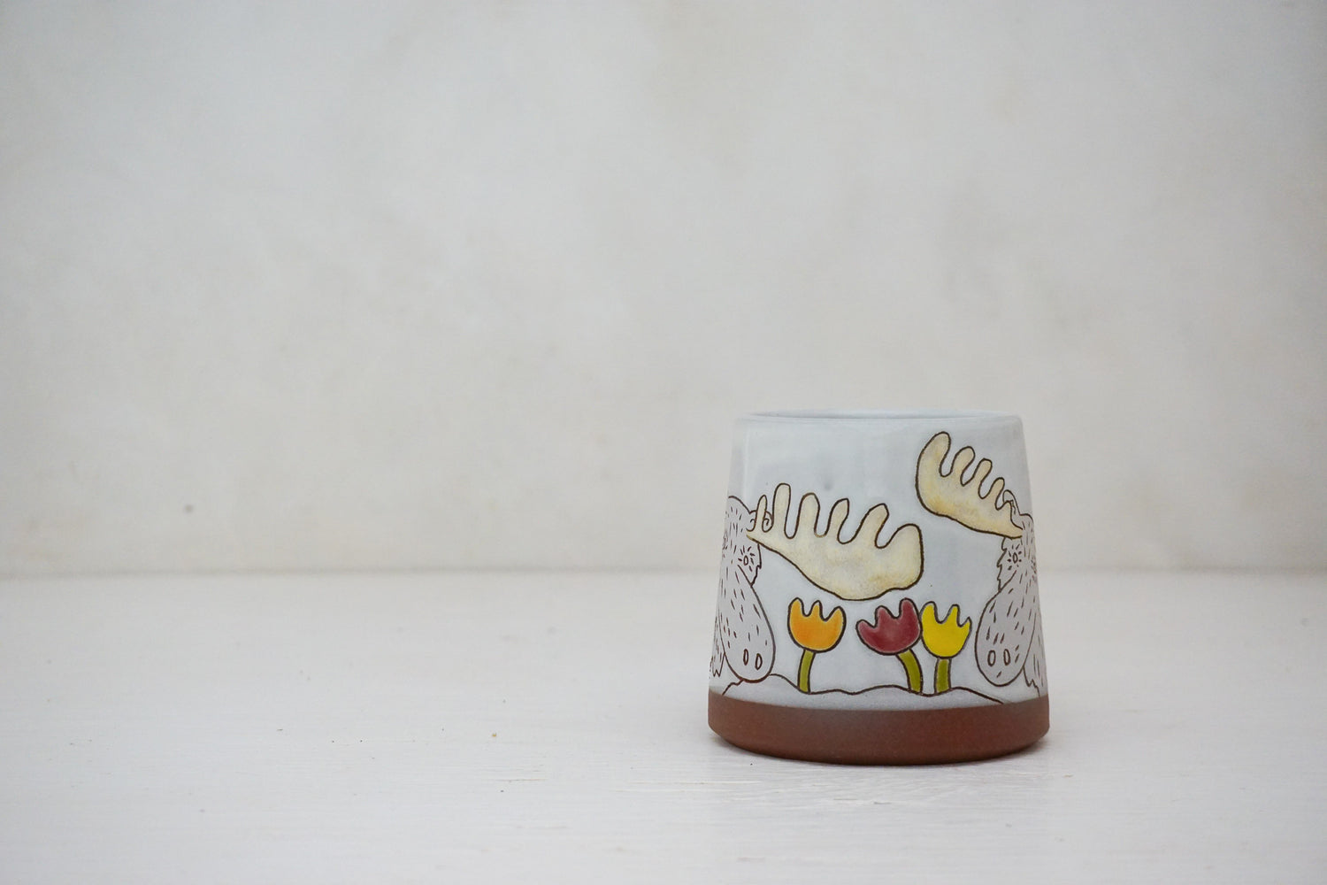 Moose &amp; Tulips mug in White