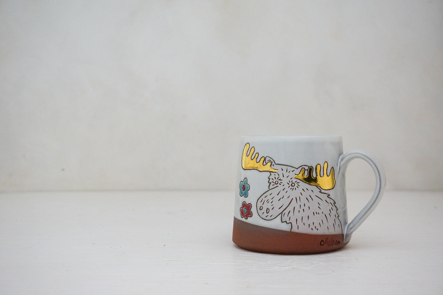 GOLD Moose flower mug in White