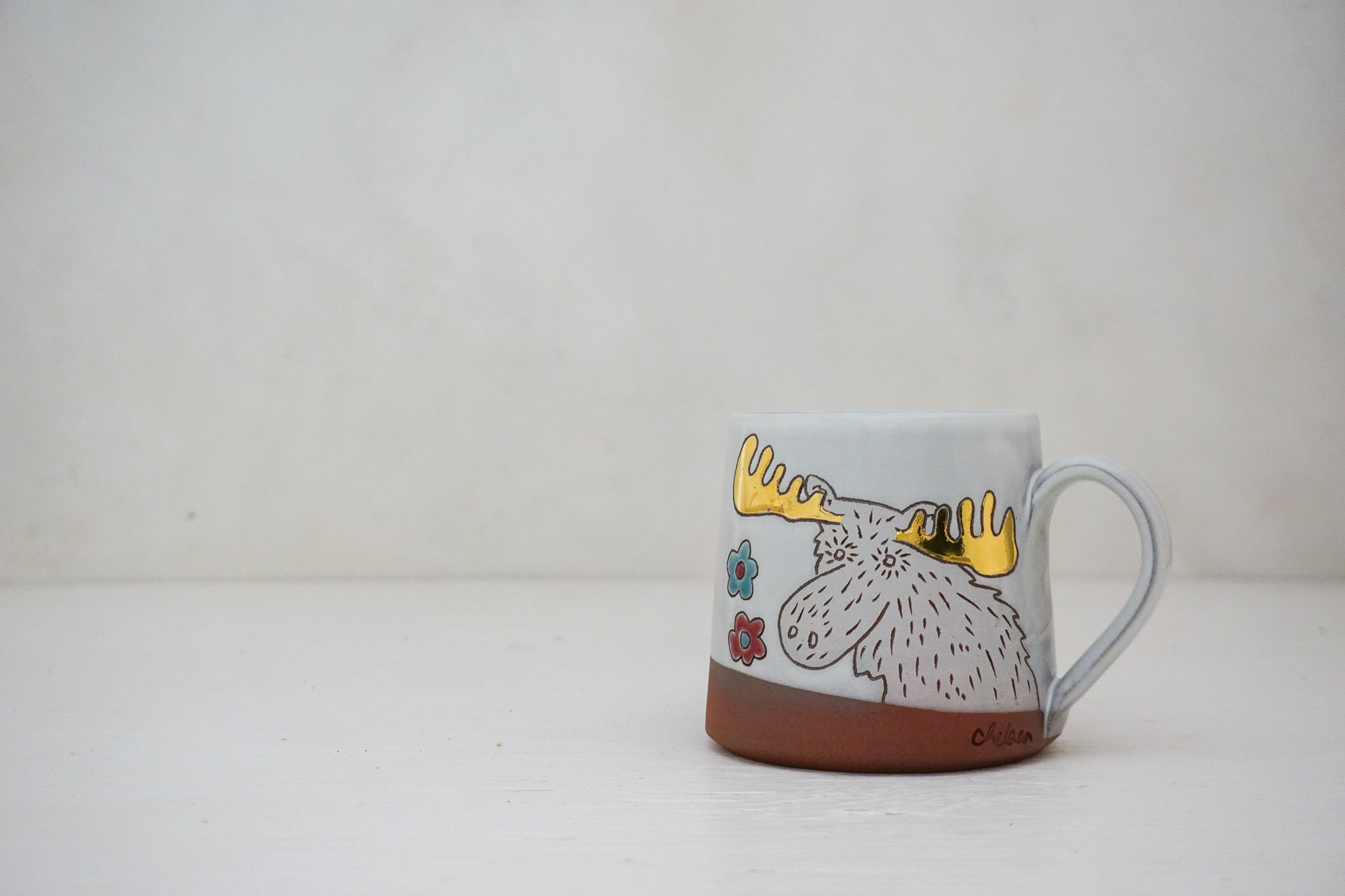 GOLD Moose flower mug in White