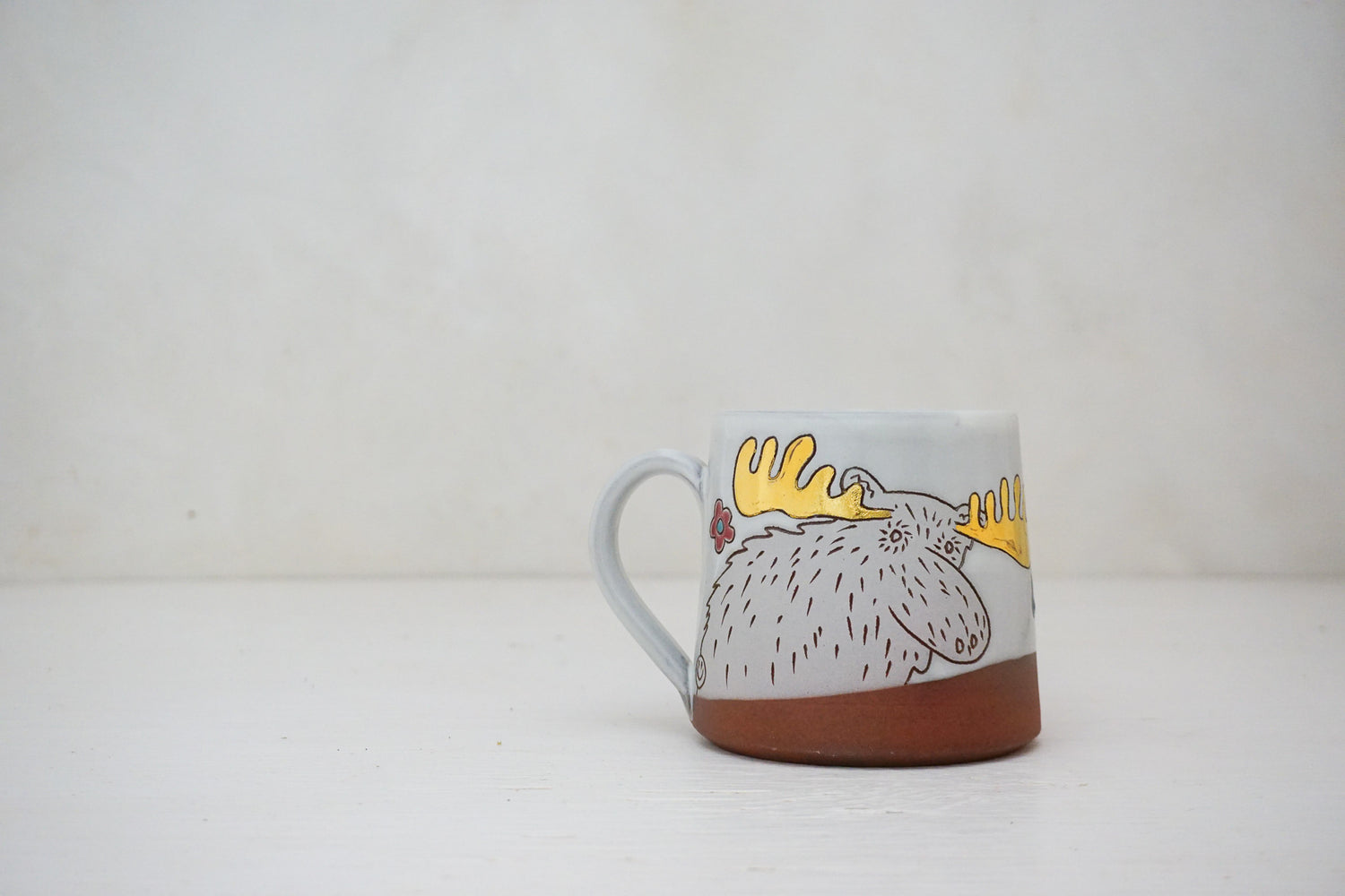 GOLD Moose flower mug in White