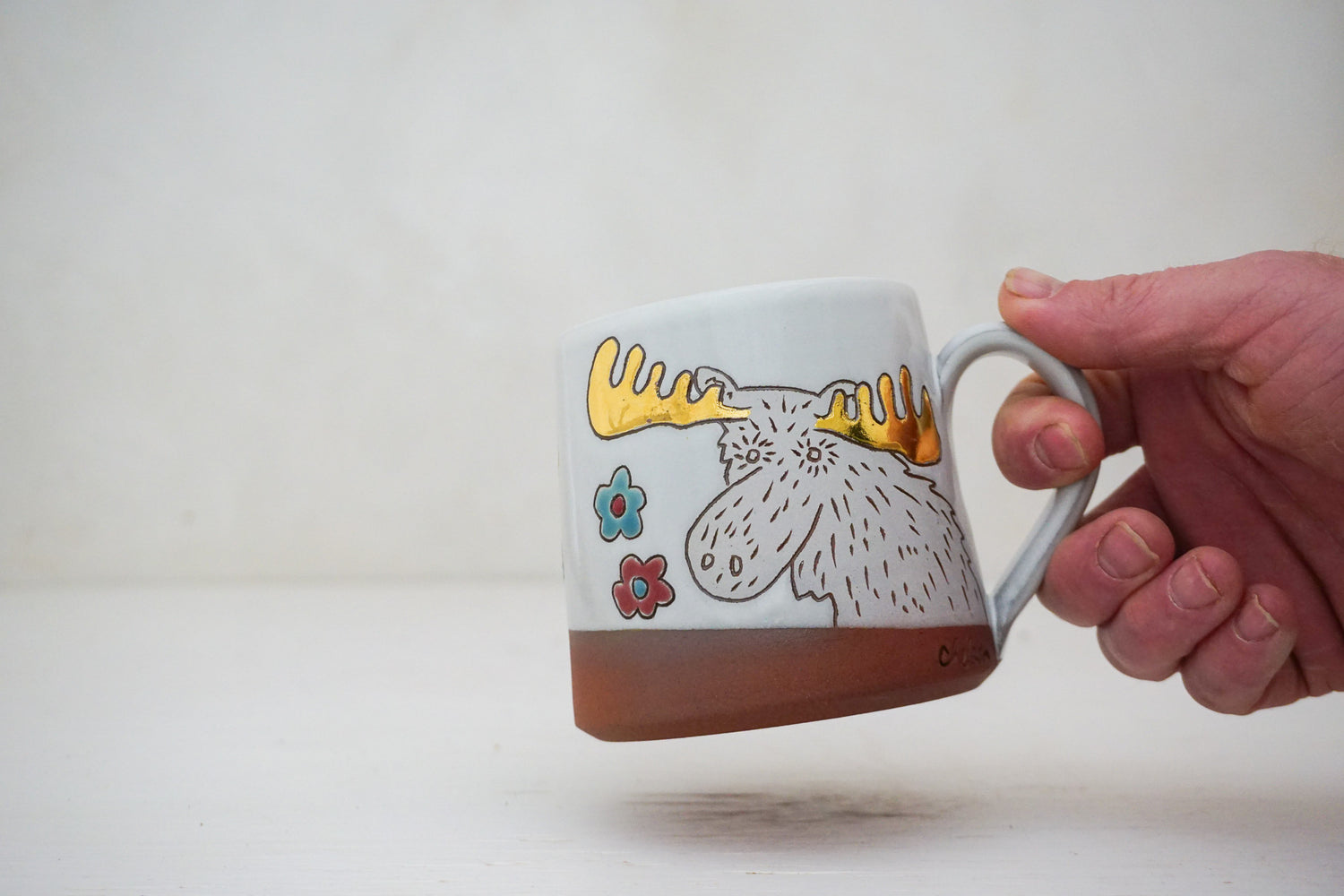 GOLD Moose flower mug in White