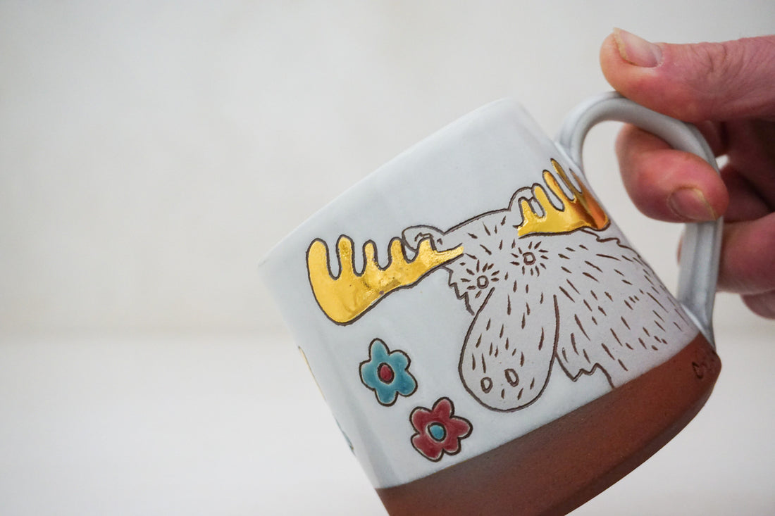 GOLD Moose flower mug in White