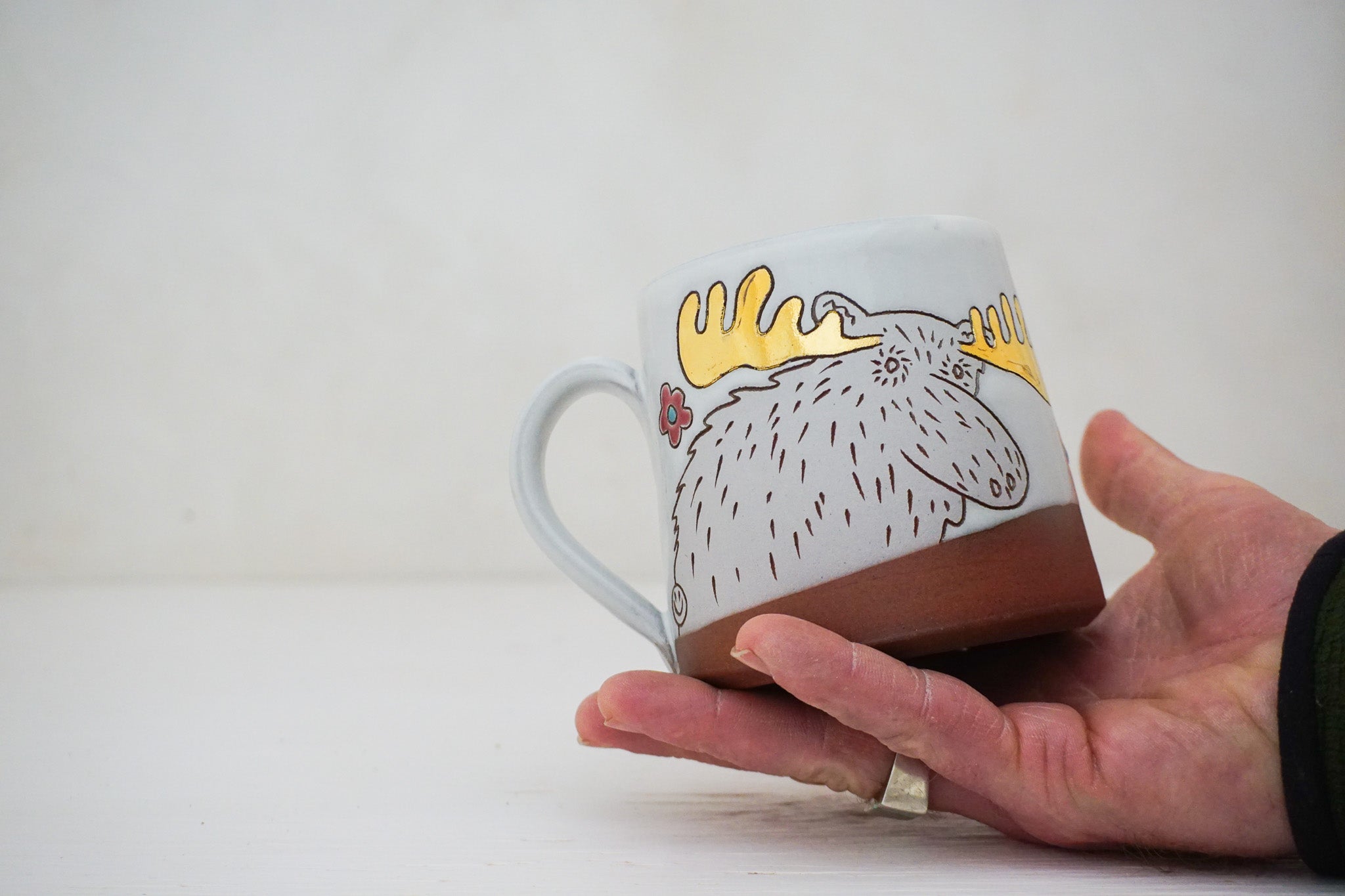 GOLD Moose flower mug in White