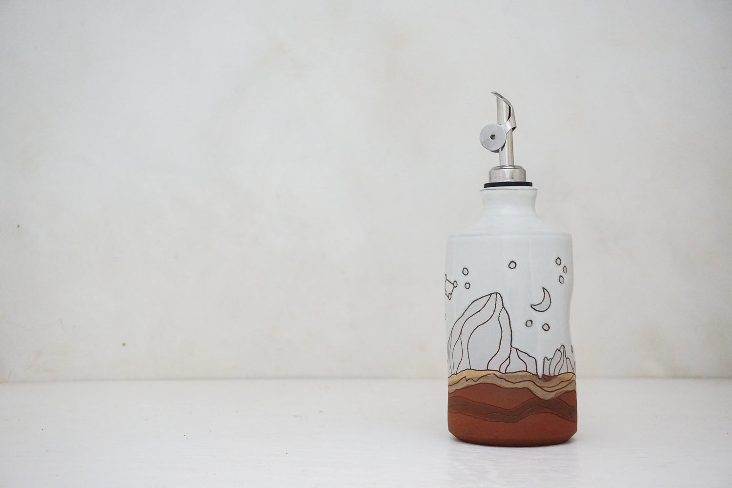 E Teton Dipper Stars Olive Oil Pour in White