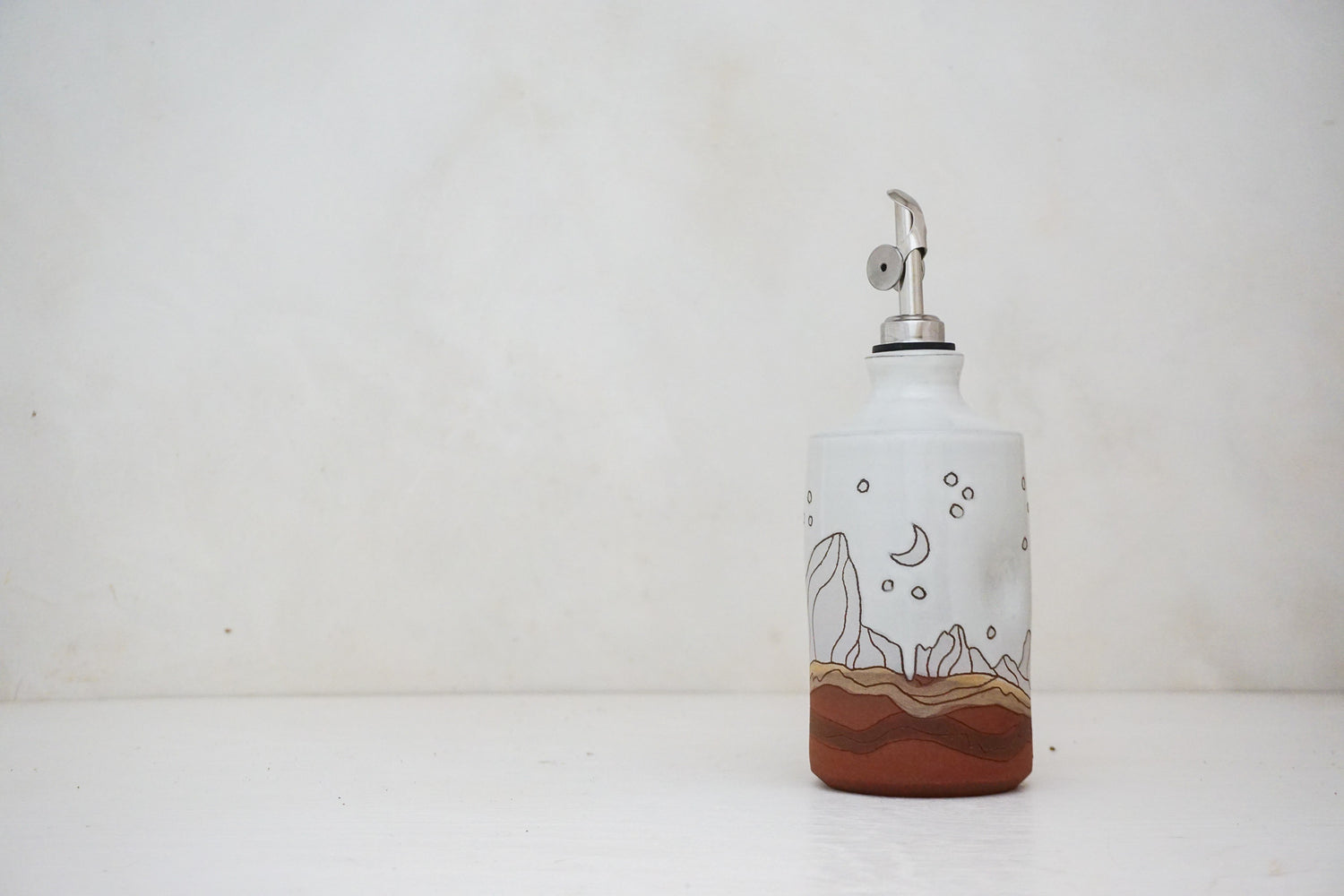 E Teton Dipper Stars Olive Oil Pour in White