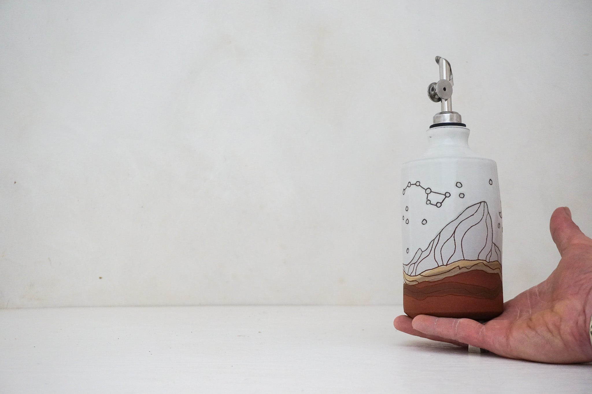 E Teton Dipper Stars Olive Oil Pour in White