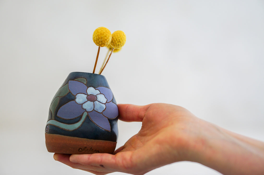 Columbine Budvase in Darby