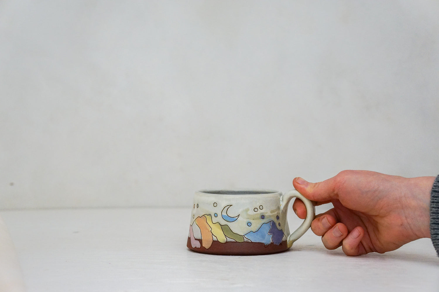 Rainbow Mtns short mug in Bone