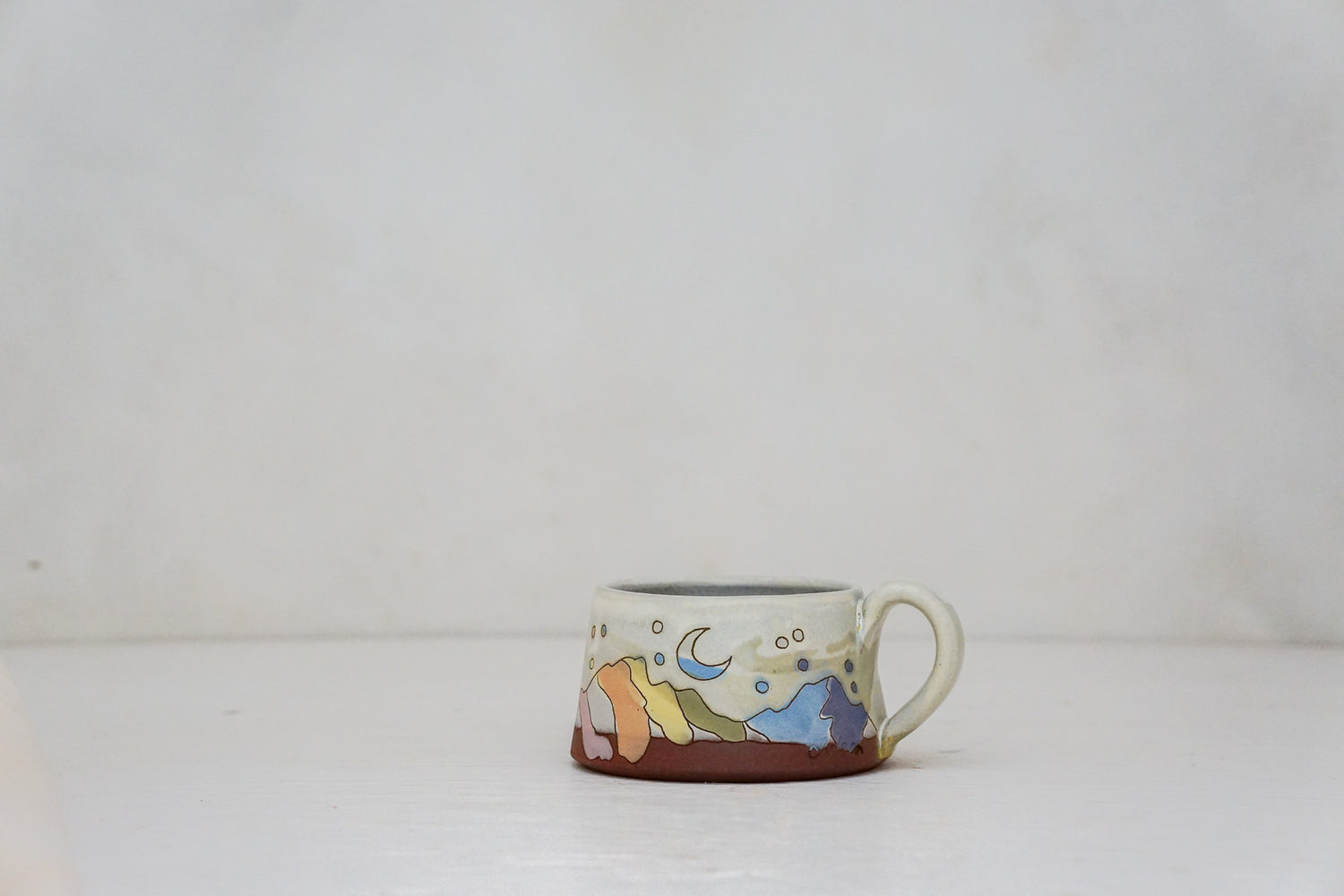 Rainbow Mtns short mug in Bone