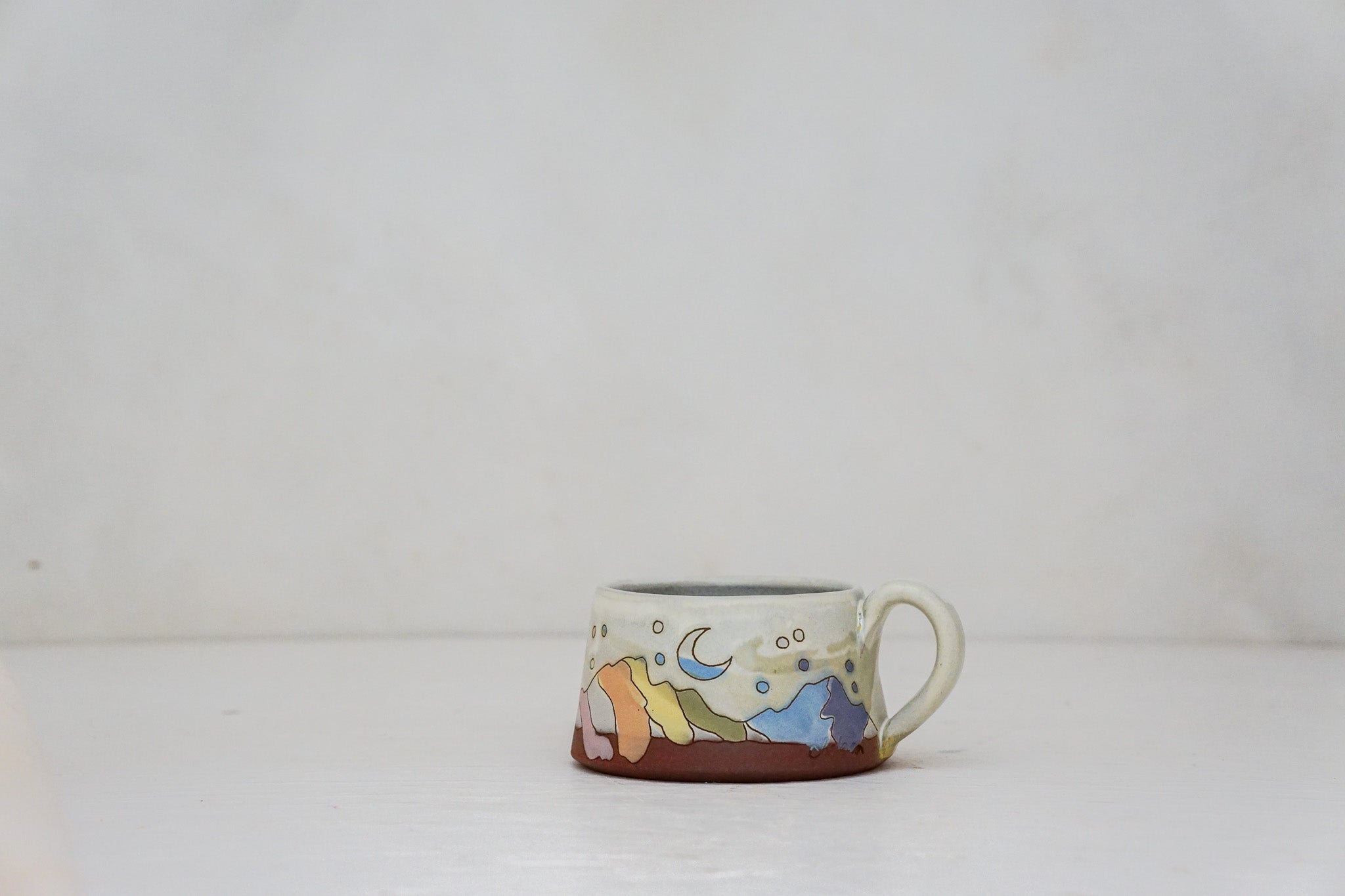 Rainbow Mtns short mug in Bone