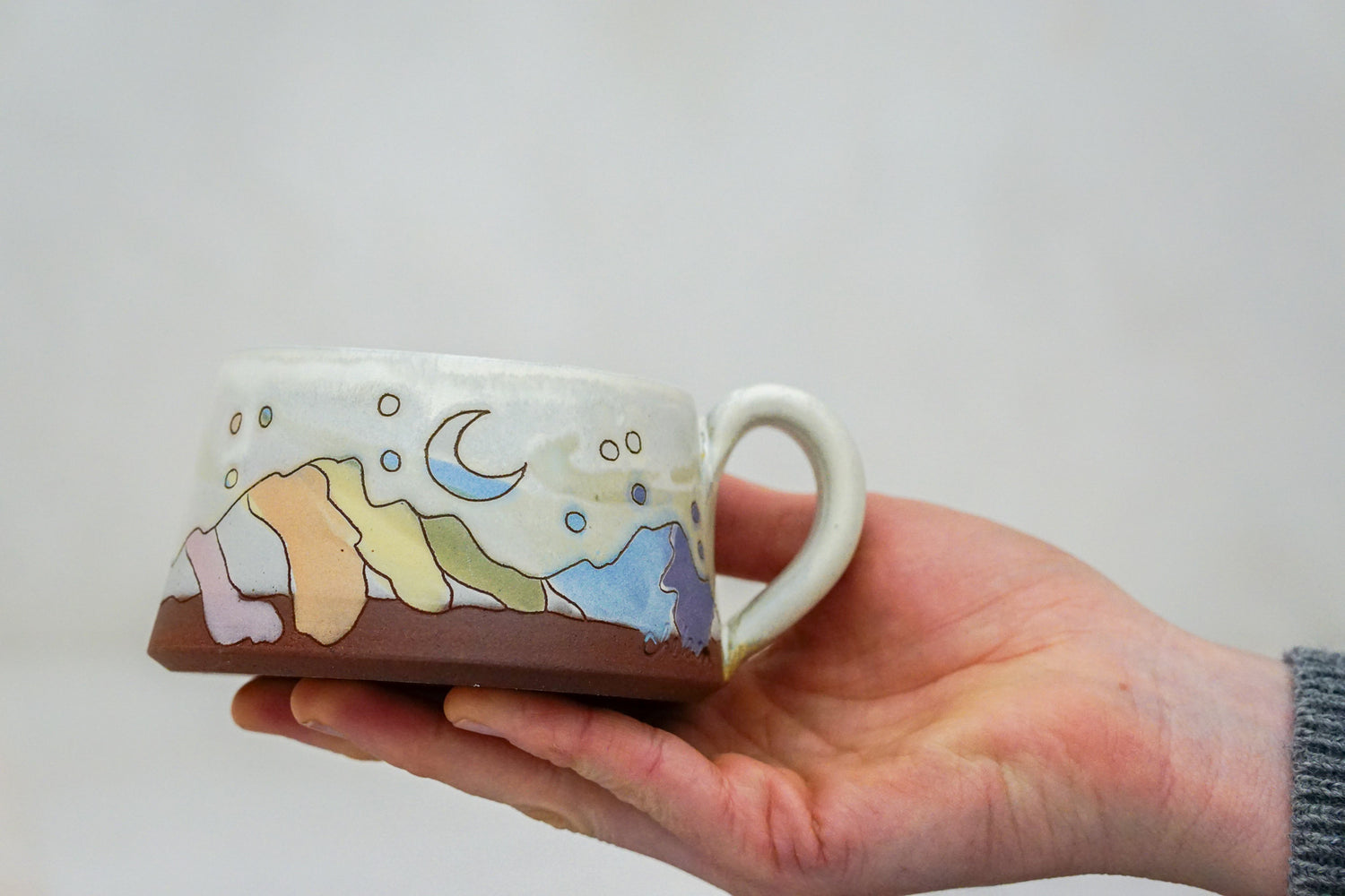 Rainbow Mtns short mug in Bone