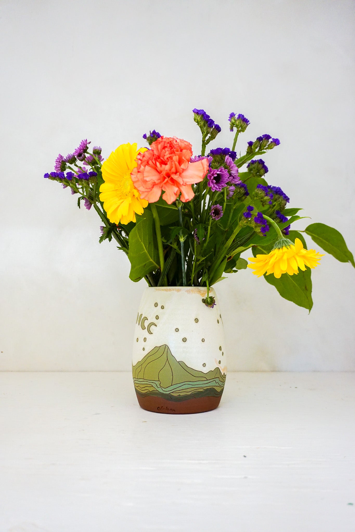 Mtn Moonphase vase in Bone