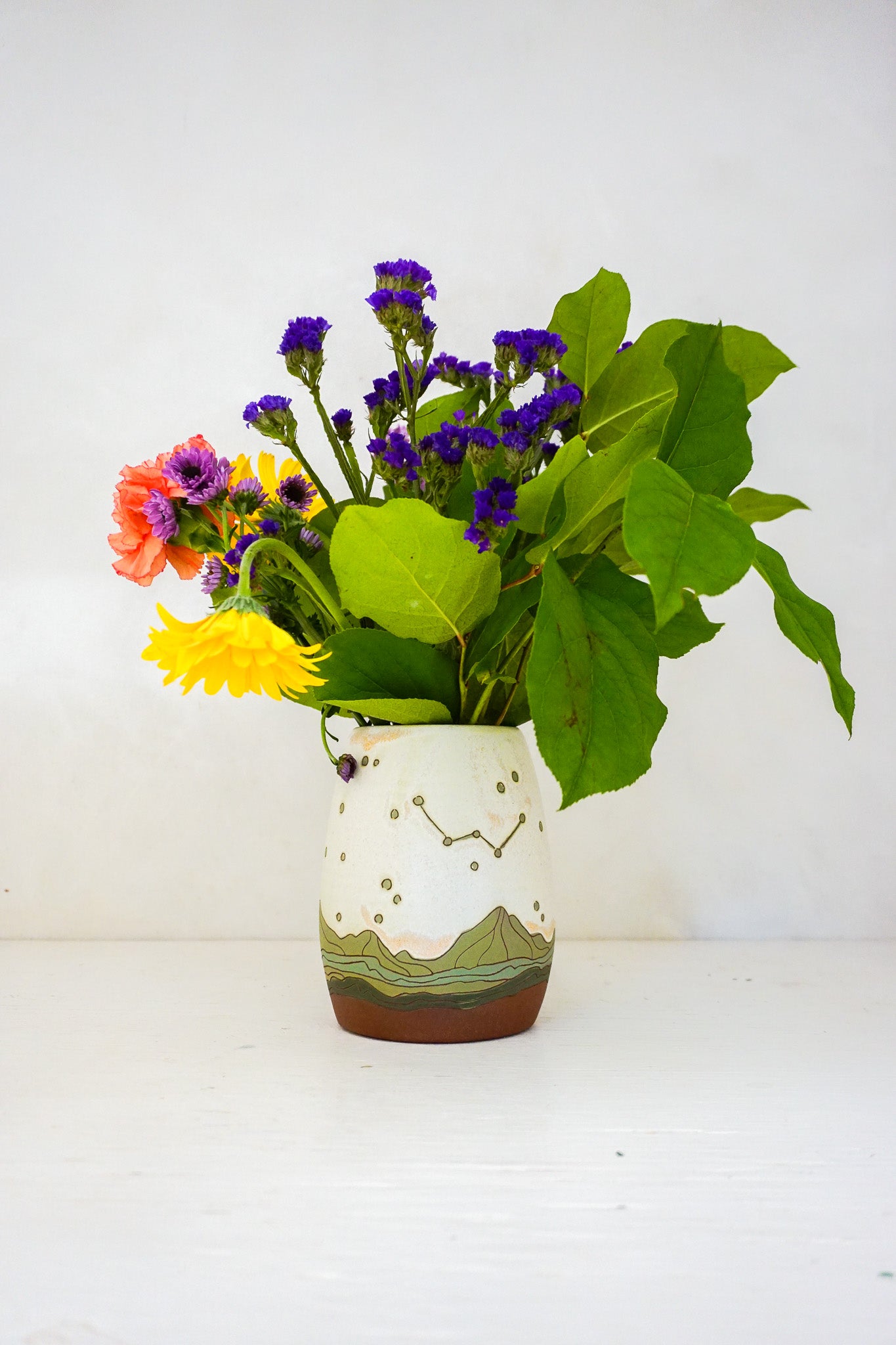 Mtn Moonphase vase in Bone
