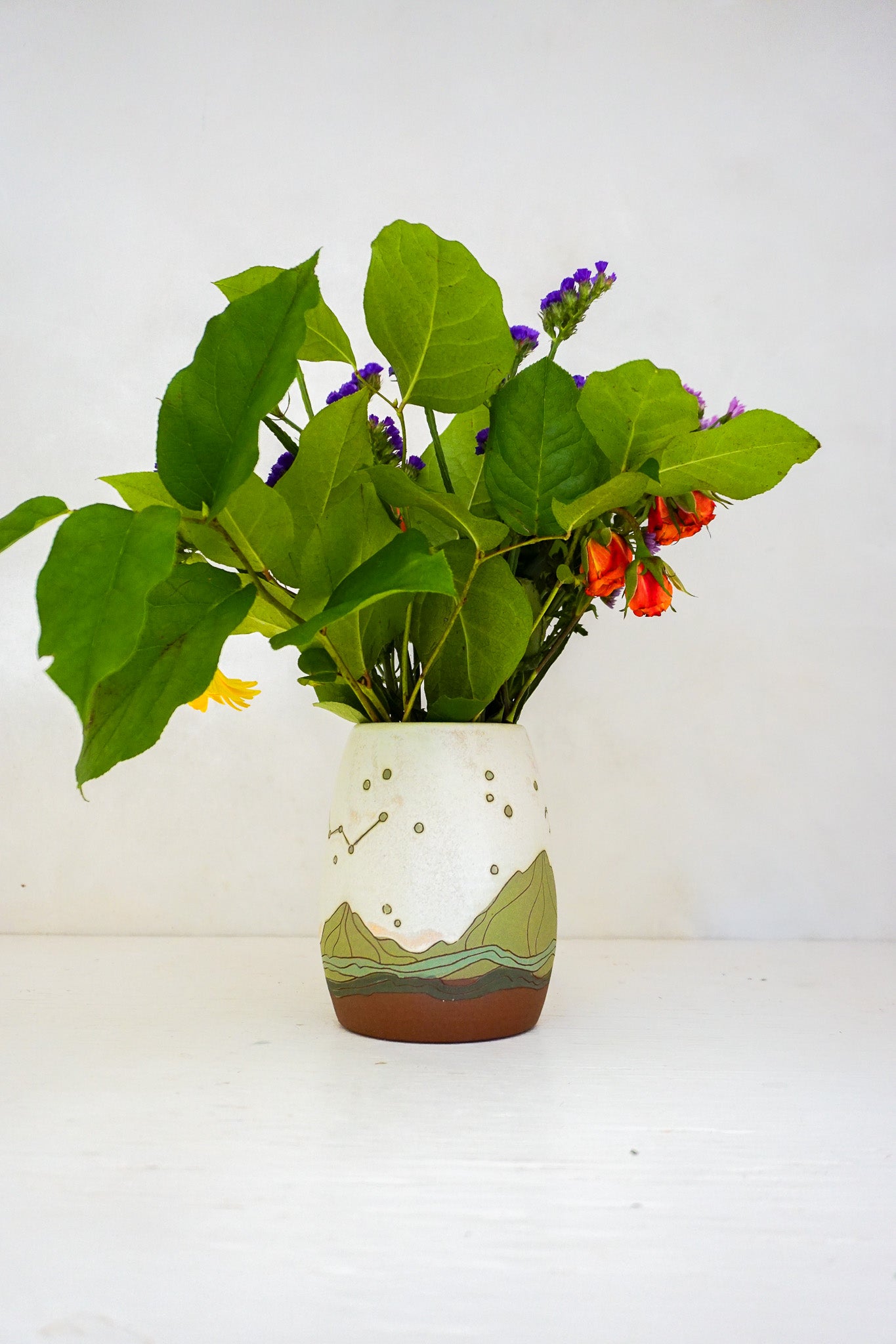 Mtn Moonphase vase in Bone