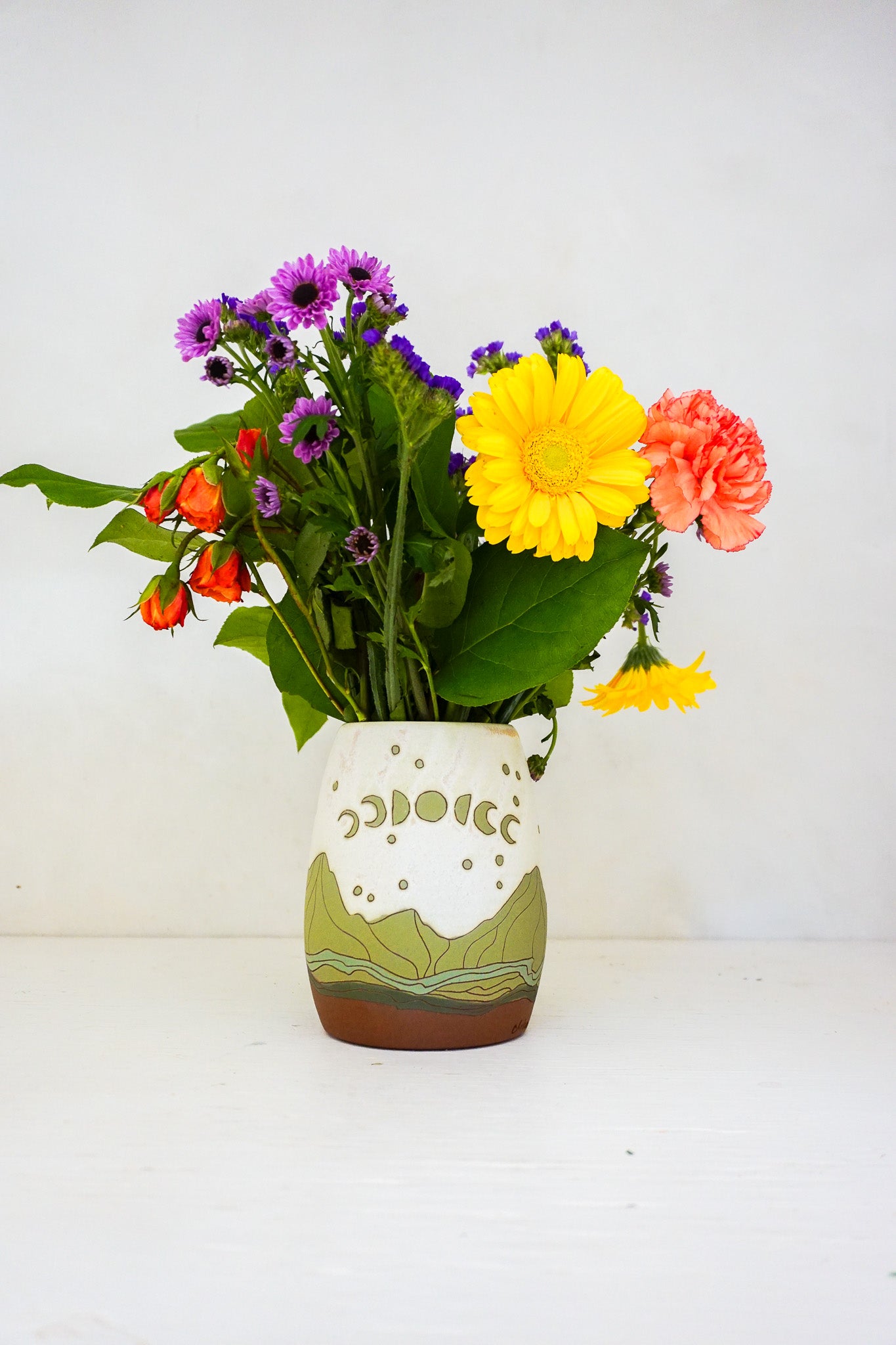 Mtn Moonphase vase in Bone