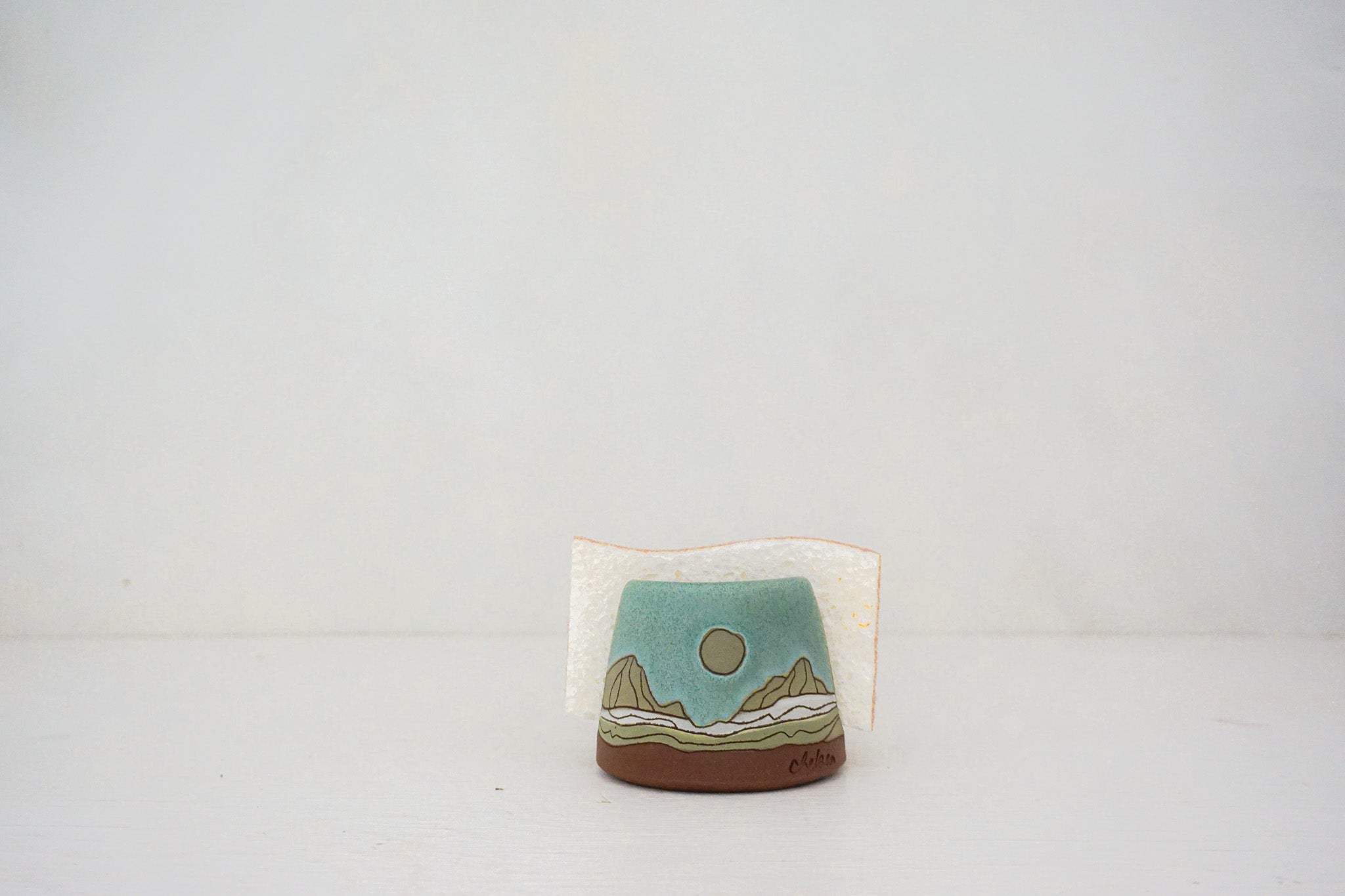 Mountain moon sponge holder in LAKE