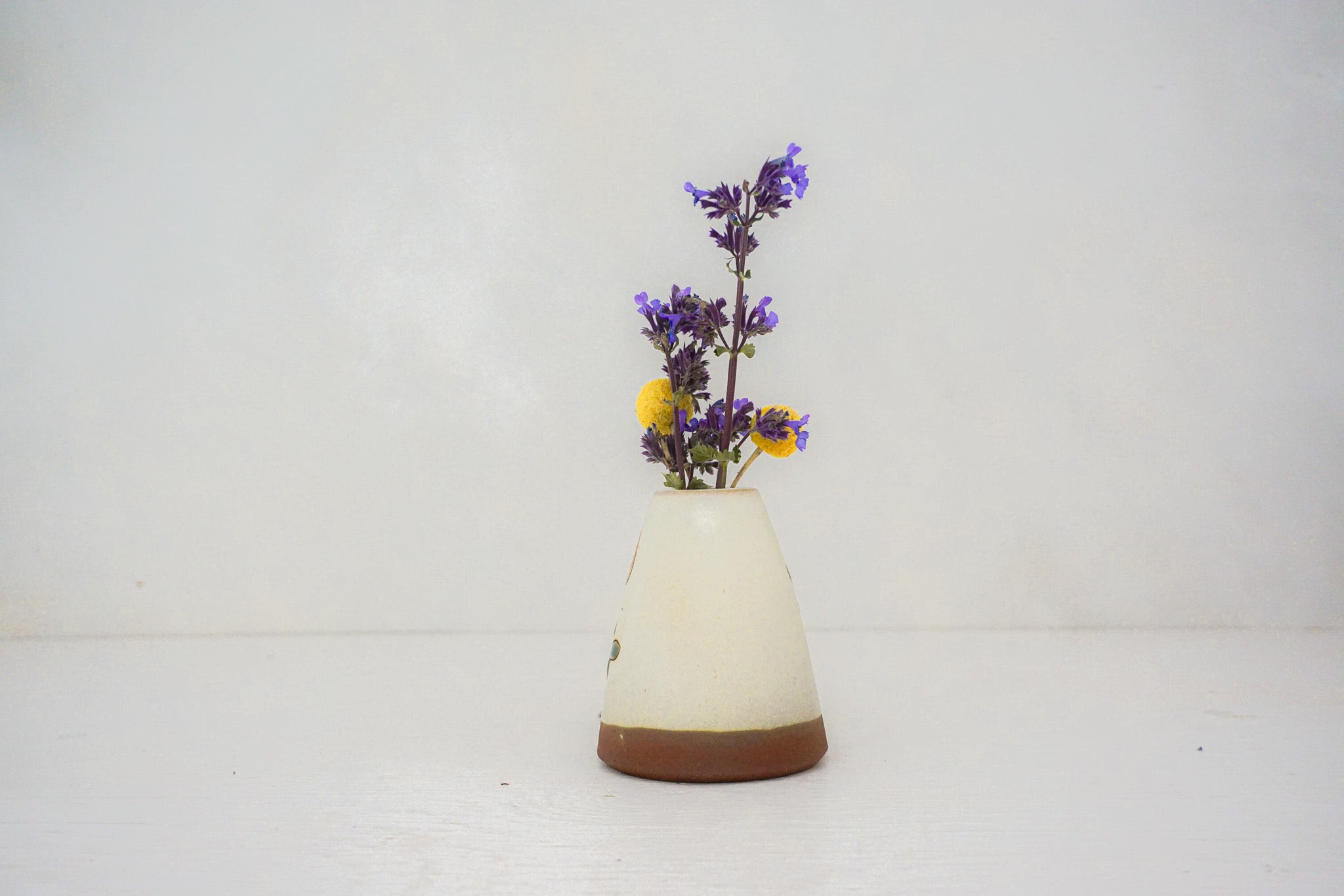 Poppy triangle vase in BONE