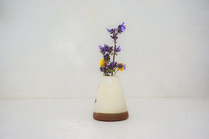 Poppy triangle vase in BONE