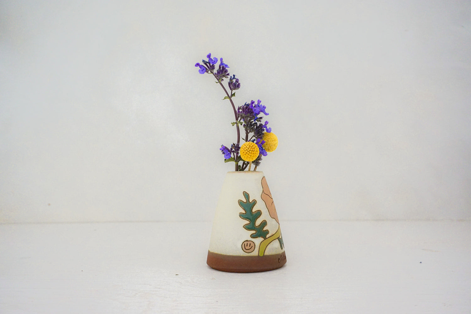 Poppy triangle vase in BONE