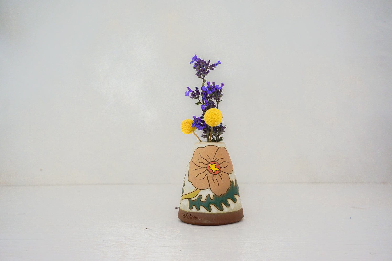 Poppy triangle vase in BONE