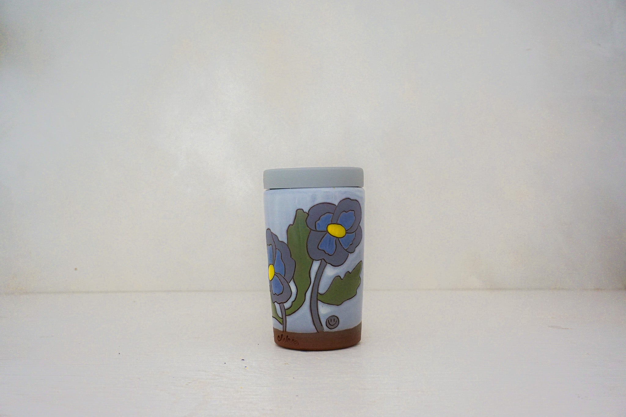 Purple Pansy Travel cup in WHITE