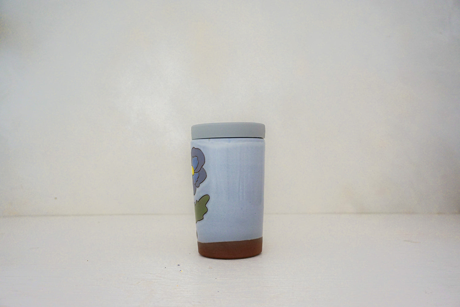 Purple Pansy Travel cup in WHITE