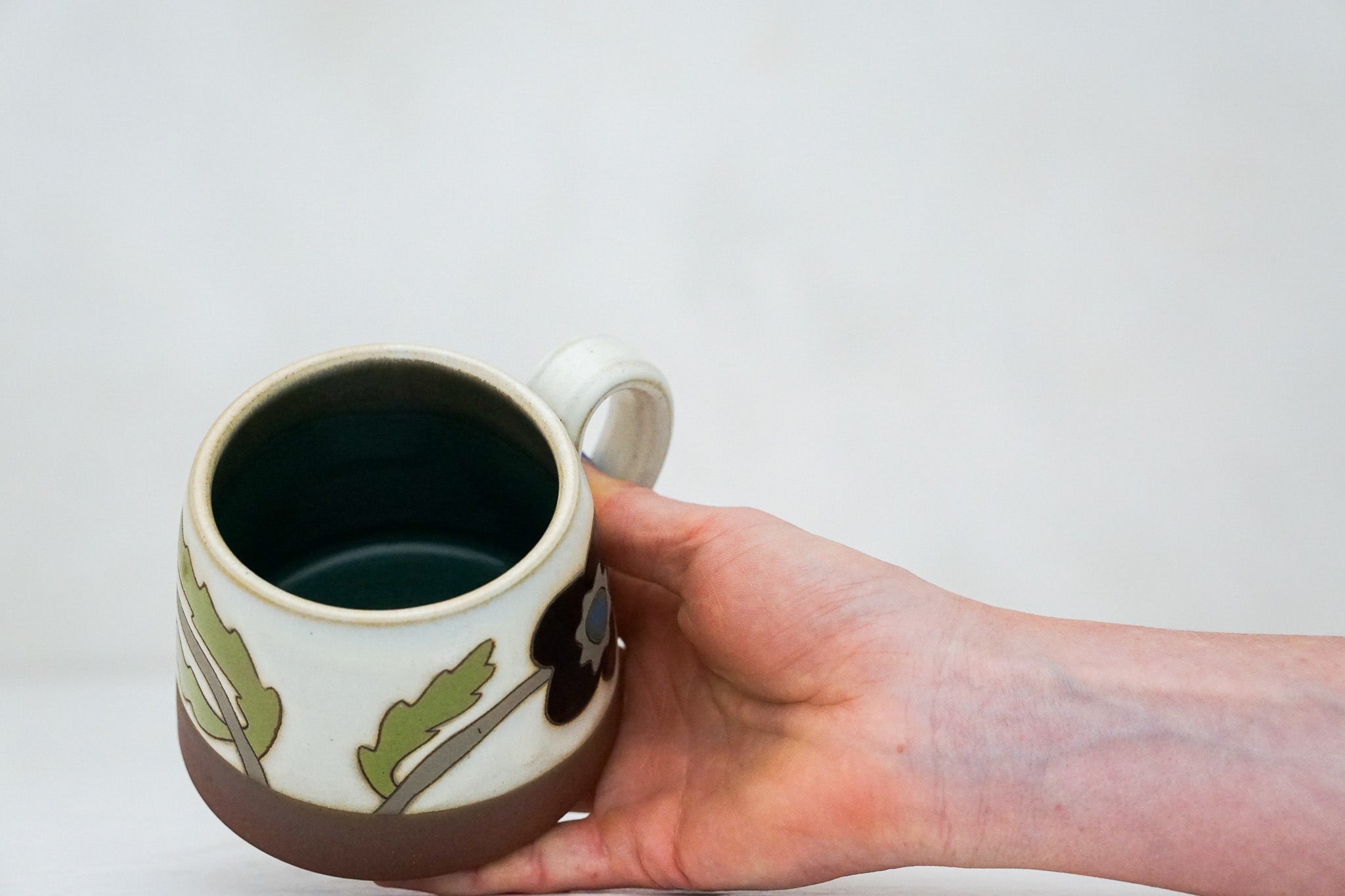 Black flower shortie mug in Bone