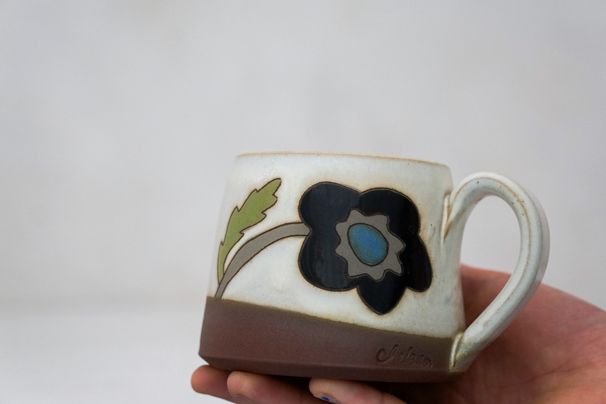 Black flower shortie mug in Bone