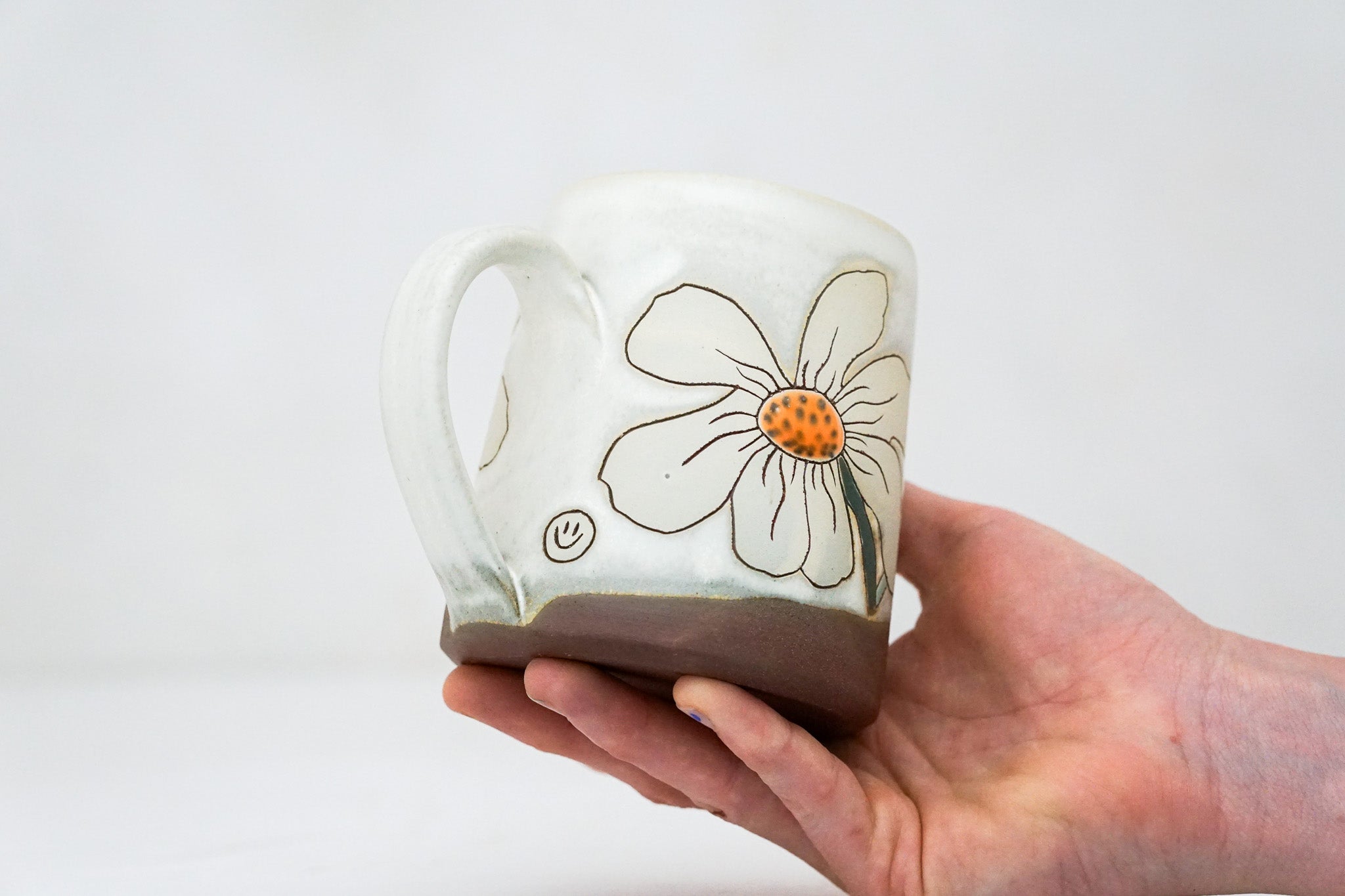 White Flower mug in Bone